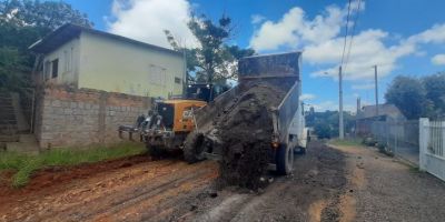 Travessa João Barcelos recebe asfalto fresado em Camaquã