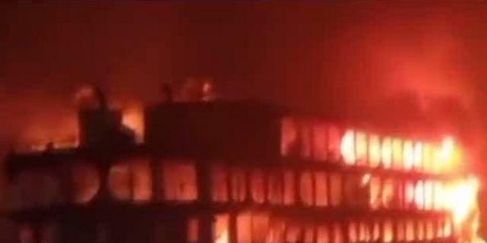 Incêndio na casa de máquinas de balsa mata pelo menos 38 pessoas