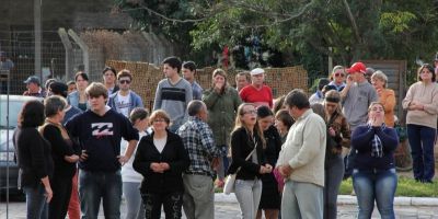 Familiares e amigos pedem justiça pela morte a facadas de jovem em Camaquã