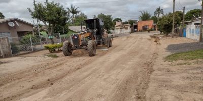 Ruas do Bairro Gaúcho recebem patrolamento em Camaquã