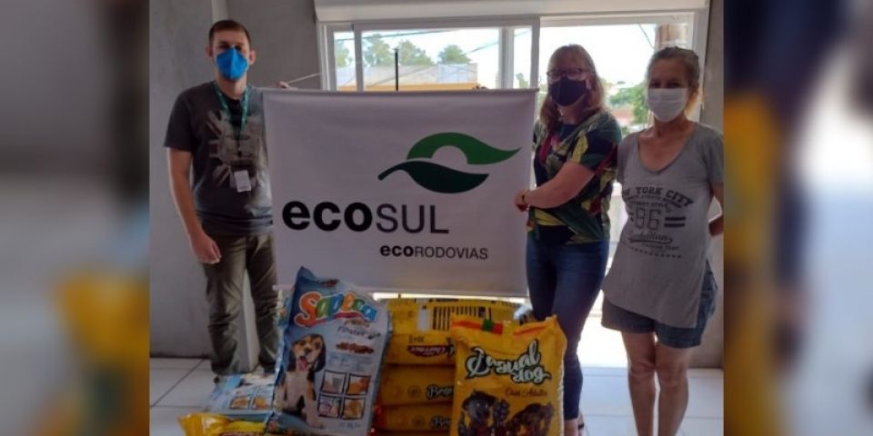 Associação Protetora dos Animais de Cristal recebe doação de ração da Ecosul 