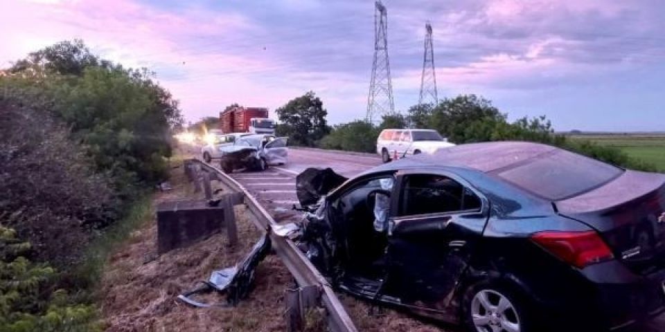 Acidente envolve três veículos na BR-290 em Eldorado do Sul