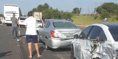 Acidente entre ônibus e seis carros provoca congestionamento na freeway