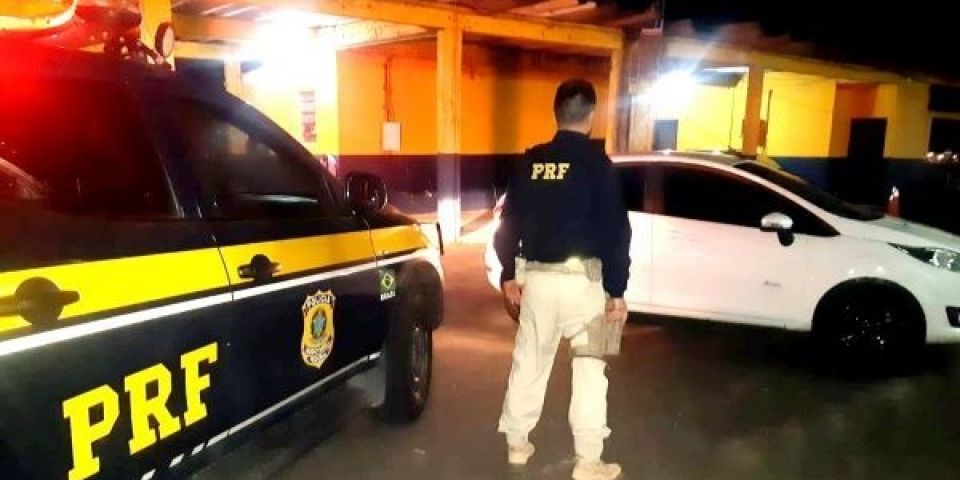 Receptador é preso com carro roubado e clonado na BR-290 