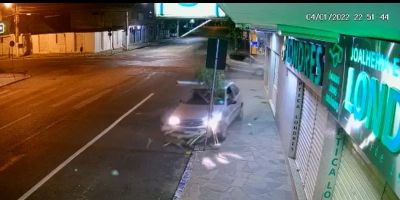 Câmera flagra acidente de trânsito no centro de Camaquã