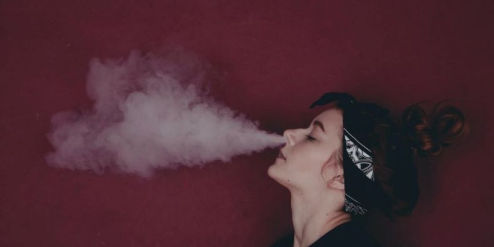 Do ‘vidro fosco’ à queda capilar: uso de cigarros eletrônicos traz mais riscos à saúde do que se imagina