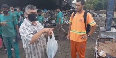 Gari devolve dinheiro encontrado em sacola jogada no lixo por engano no RS