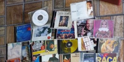 Vende-se 50 CDs de diversos artistas