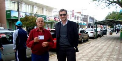 Divisão de Trânsito de Camaquã entrega novas credenciais a taxistas