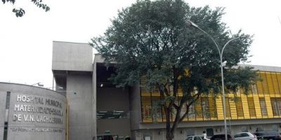 Mulher dá à luz quíntuplos em transmissão ao vivo 