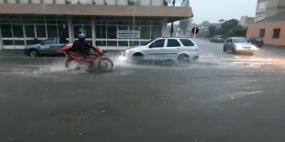 VÍDEO: chuva forte provoca alagamento e transtornos em Camaquã 