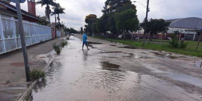 Rompimento de cano causa desperdício de água no bairro Olaria em Camaquã