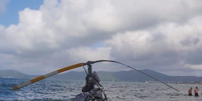 Helicóptero com três pessoas cai em praia de Santa Catarina 