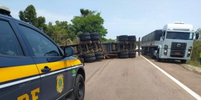 Carreta carregada com madeiras tomba no km 244 da BR-290