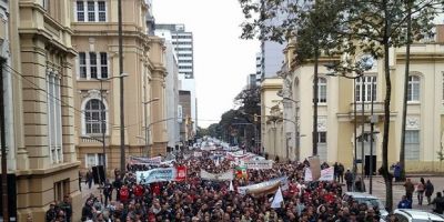 Milhares de servidores da segurança pública protestam no centro de Porto Alegre