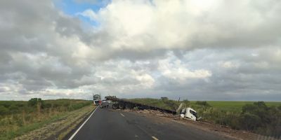 Caminhão tomba na BR-290 na Fronteira Oeste 