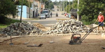 Dom Feliciano - trabalhos da secretaria garantem limpeza e iluminação nas ruas da cidade