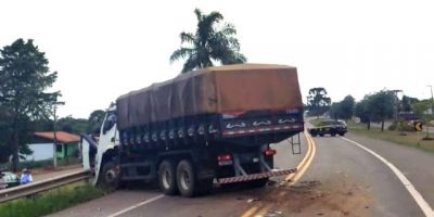 Colisão entre minivan, caminhão e moto tira a vida de uma pessoa na BR-285 no RS