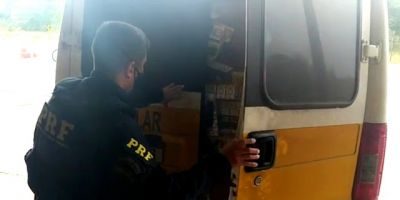 PRF apreende van escolar com carga de cigarros sem procedência na BR-116 no Sul do RS