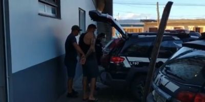 Mulher é presa acusada de mandar matar o próprio pai no Sul do RS