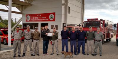 Vereador Éverton Clarão entrega Moção aos bombeiros de Camaquã