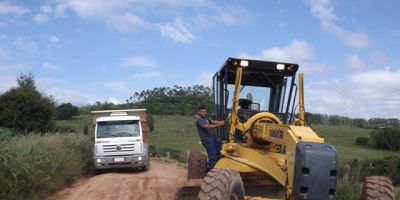 Dom Feliciano - Secretaria de Interior realiza trabalho de recuperação de Estradas