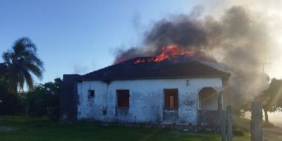 Incêndio destrói casa no bairro Jardim em Camaquã