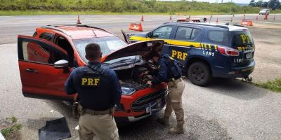 Pai e filho são presos com carro roubado há quase dois anos no RS