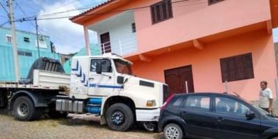 Carreta desgovernada atropela motocicleta no centro de Dom Feliciano 