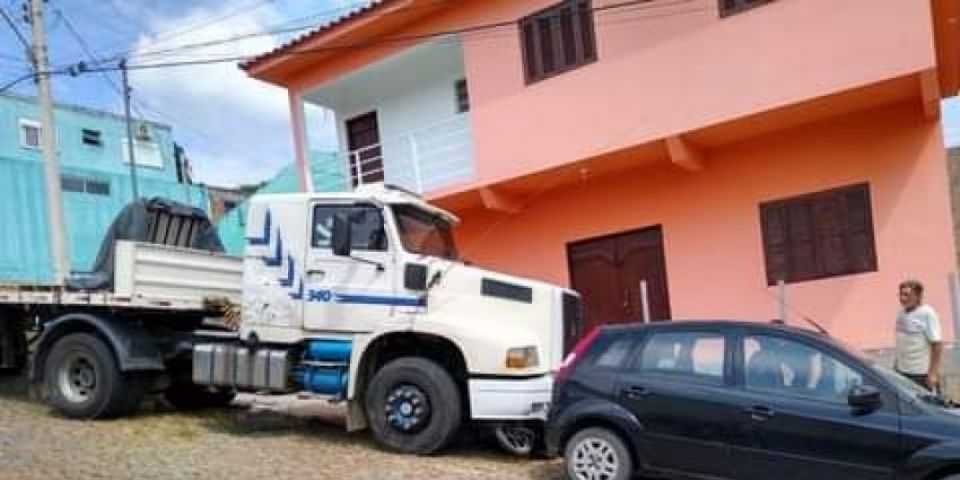 Carreta desgovernada atropela motocicleta no centro de Dom Feliciano 