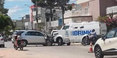 Colisão entre carro-forte e caminhonete é registrada no centro de Camaquã