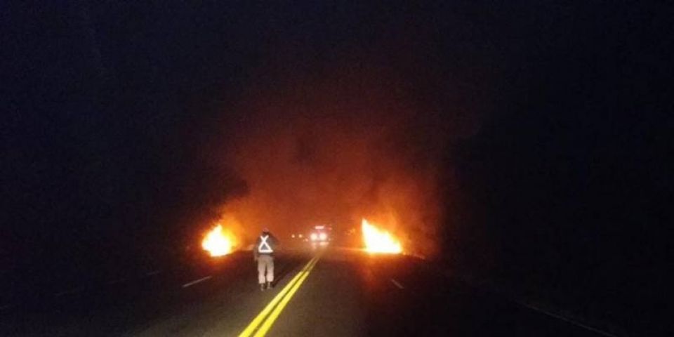 Carros incendeiam após colisão na ERS-040 na Região Metropolitana  