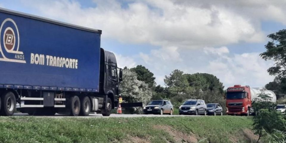 Trânsito está lento na BR-116 em Camaquã para manutenção na rodovia