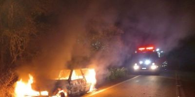 Corpo de Bombeiros Voluntários atende a incêndio de veículo em Tapes