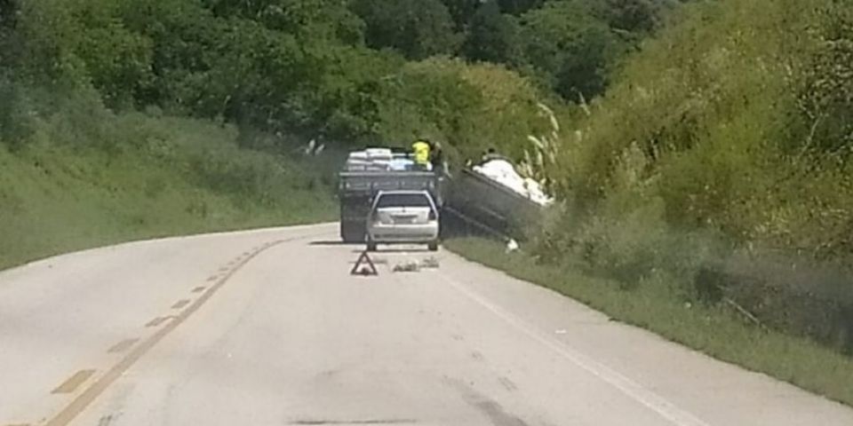 Caminhão tomba na ERS-350 entre Chuvisca e Dom Feliciano