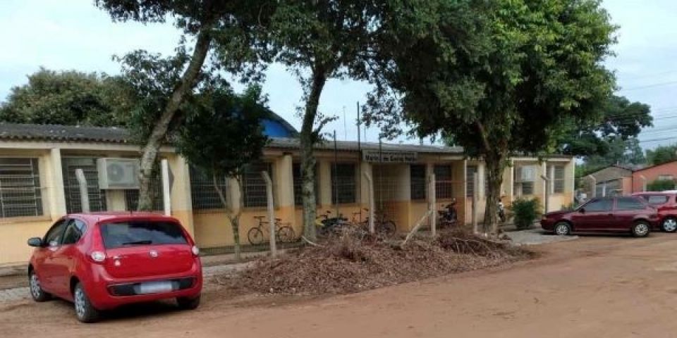 Morador reclama de descaso com acúmulo de entulhos na frente de escola do bairro Getúlio Vargas em Camaquã