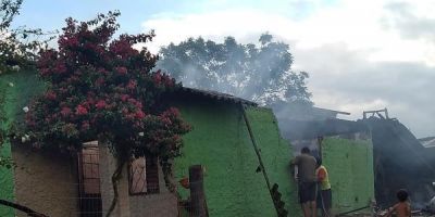 Família do interior de Sertão Santana precisa de ajuda após residência ser atingida por incêndio 