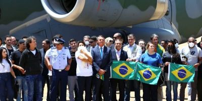 Grupo vindo da Polônia chega a Brasília em aviões da FAB