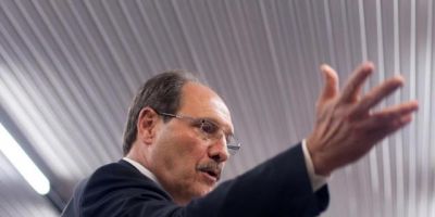 Categorias reagem a possível parcelamento de salários com ameaça de greve geral