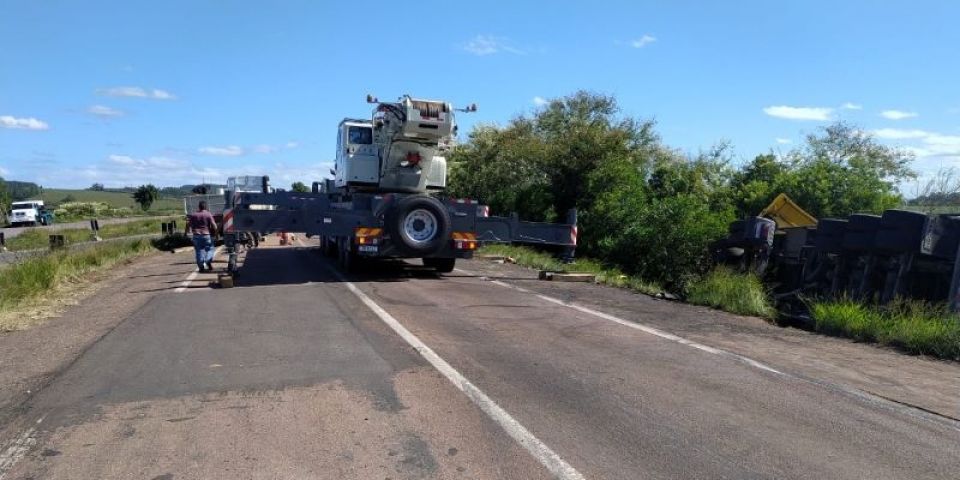 Trânsito está bloqueado na BR-116 em Barra do Ribeiro, na tarde deste domingo