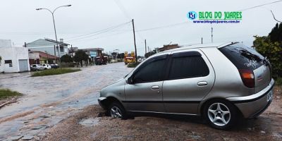Carro cai com a roda dentro de buraco no bairro Olaria em Camaquã
