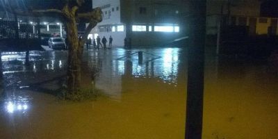 Moradores do bairro Carvalho Bastos em Camaquã tiveram suas casas alagadas