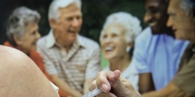 Idosos acima de 80 anos devem receber segunda dose de reforço contra a covid-19