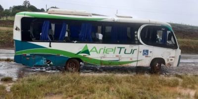 Acidente com micro-ônibus deixa mais de 10 pessoas feridas na ERS-126