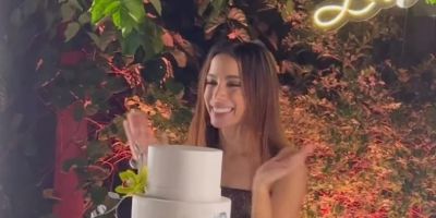 Anitta ganha festa surpresa antecipada de aniversário