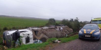 Carreta com carga tomba fora da pista na BR-116 em Camaquã