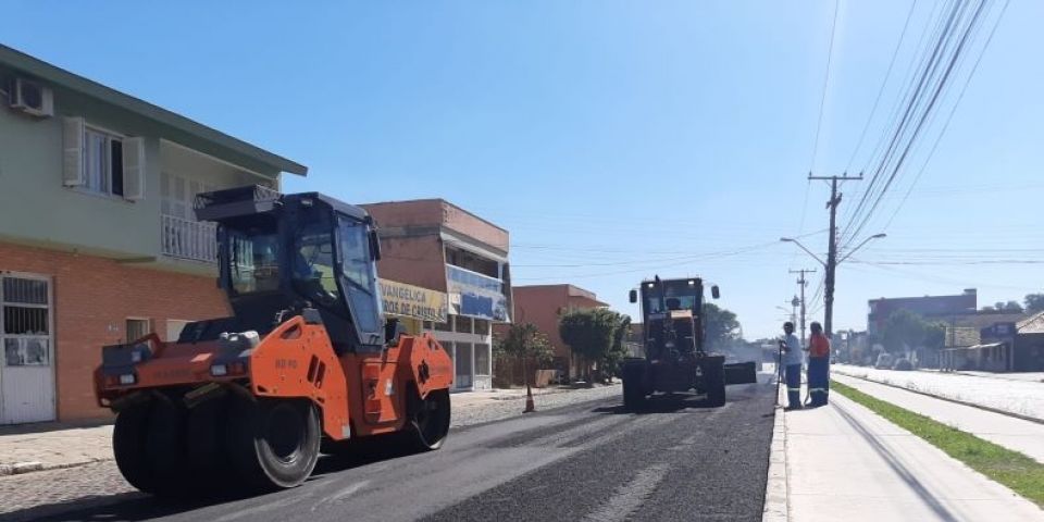 Prefeitura de Camaquã começa a asfaltar a Avenida José Loureiro da Silva 
