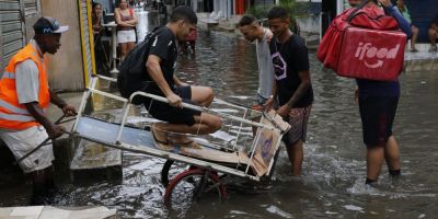 Chuvas no Rio matam 15 pessoas e bombeiros buscam desaparecidos