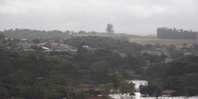 Enchente castiga estradas e residências ribeirinhas em cristal