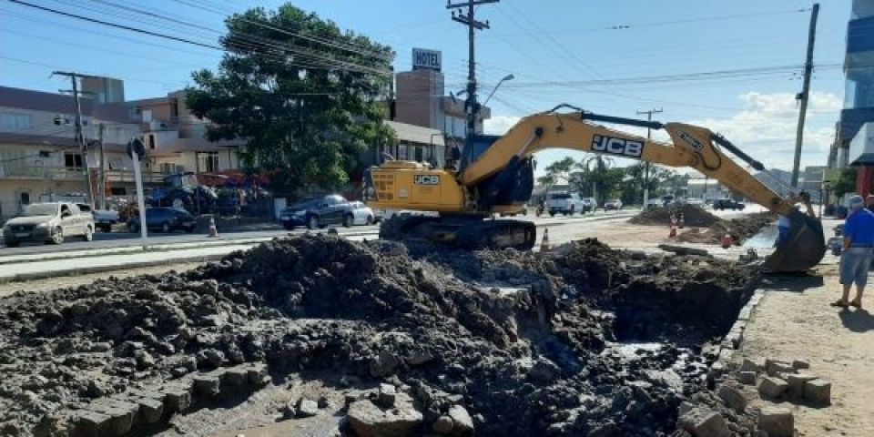 Av. José Loureiro da Silva recebe nova tubulação para tentar evitar alagamentos em Camaquã